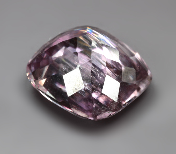 Крупный зултанит 5,59 карата