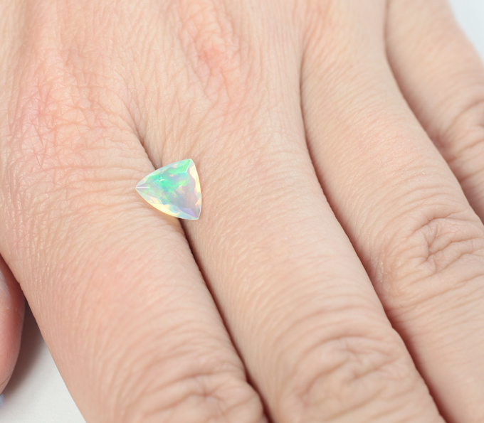 Ограненный эфиопский опал 0,75 карата