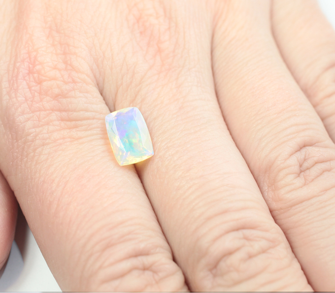 Ограненный эфиопский опал 1,93 карата