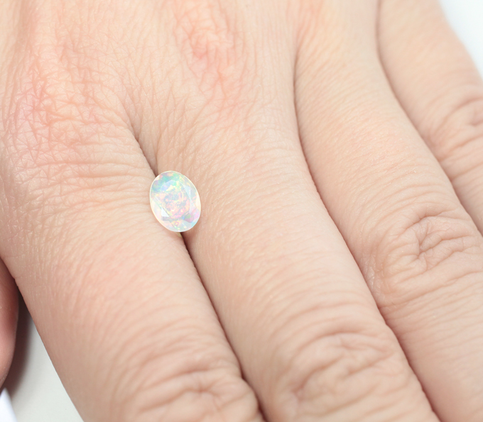 Ограненный эфиопский опал 0,56 карата