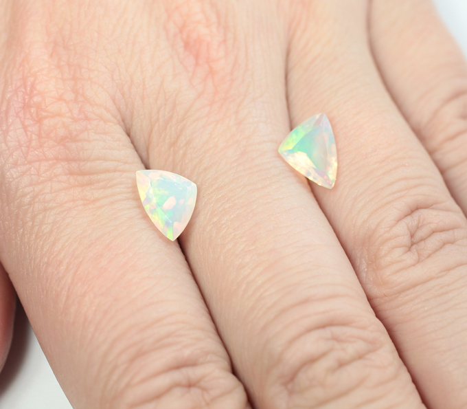 Пара ограненных эфиопских опалов 2,05 карата