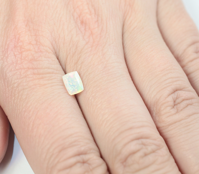 Ограненный эфиопский опал 0,59 карата