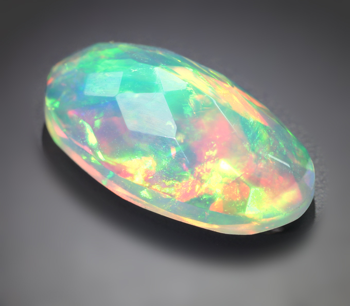 Ограненный эфиопский опал 0,9 карата