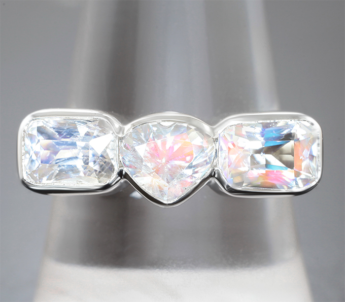 Кольцо с ограненным лунным камнем 3,29 карата