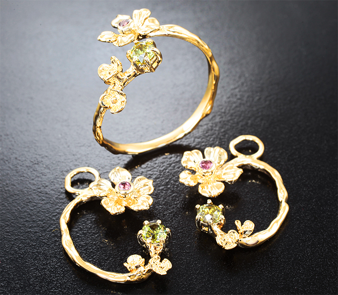 Золото Комплект с уральскими топазолитами 0,86 карата и розовыми сапфирами