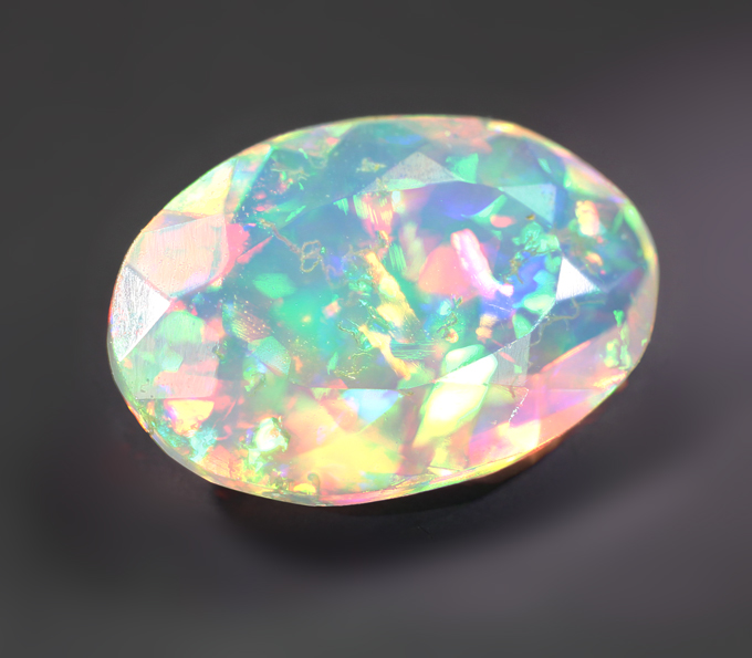 Ограненный эфиопский опал 0,84 карата