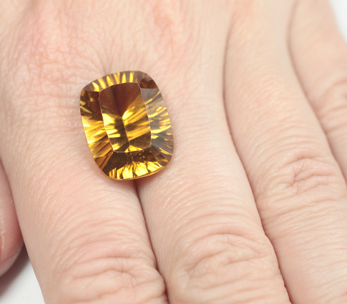 Чистейший крупный цитрин лазерной огранки 16,24 карата