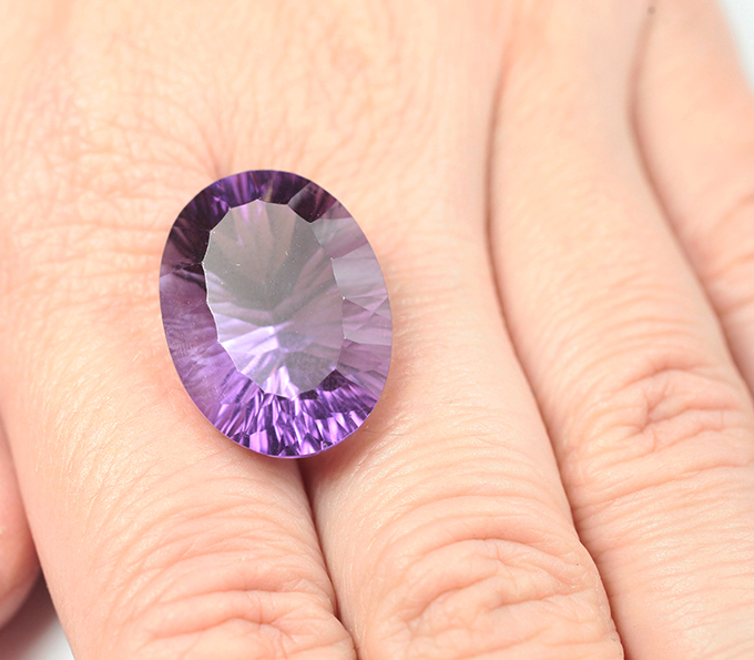 Крупный аметист лазерной огранки 21,61 карата