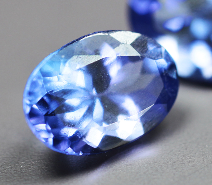Пара ярких насыщенных танзанитов 1,57 карата