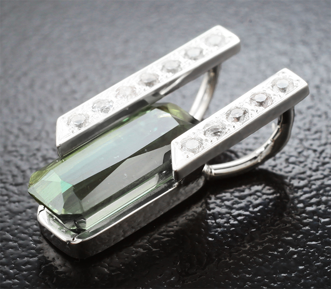 Кулон с полихромным «неоновым» апатитом 2,86 карата и лейкосапфирами