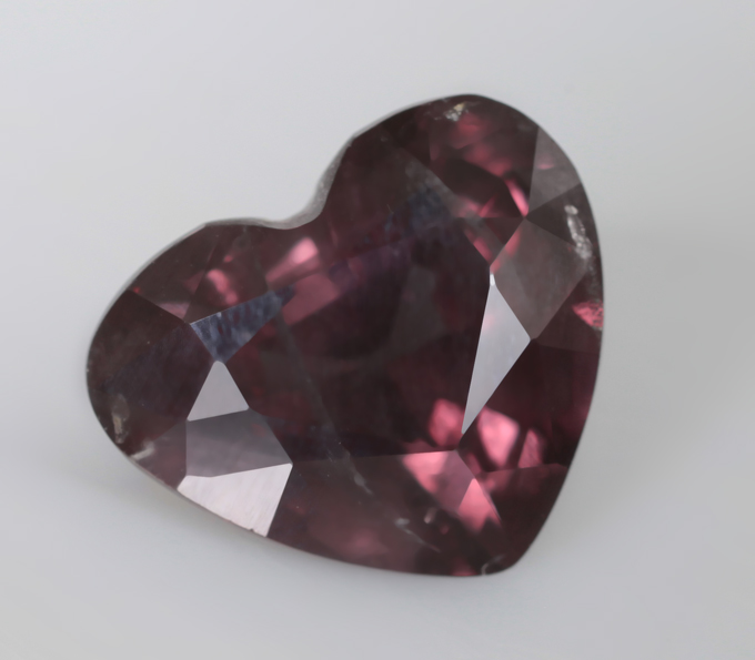 Кулон с гранатом со сменой цвета эффектной огранки 2,99 карата и неоново-розовой шпинелью 0,29 карата