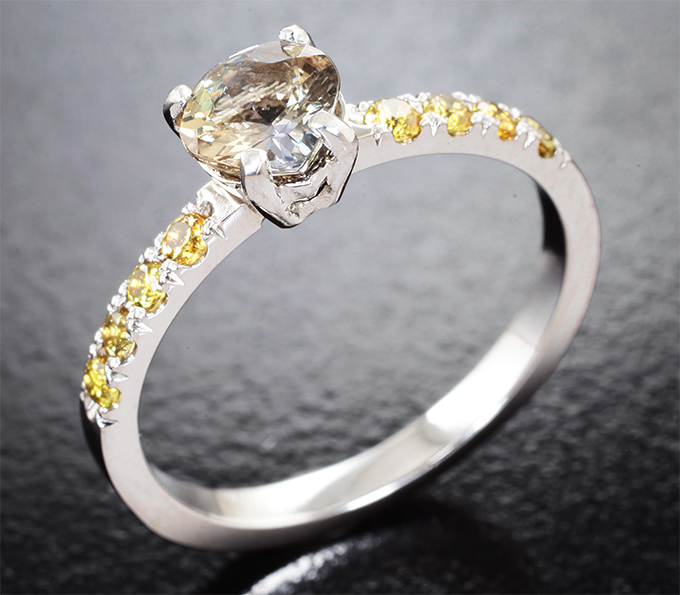 Кольцо с полихромным цоизитом 0,65 карата и желтыми сапфирами