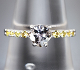 Кольцо с полихромным цоизитом 0,65 карата и желтыми сапфирами