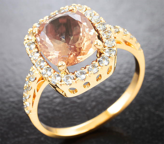 Золото Кольцо с андезином 2,24 карата и бесцветными цирконами