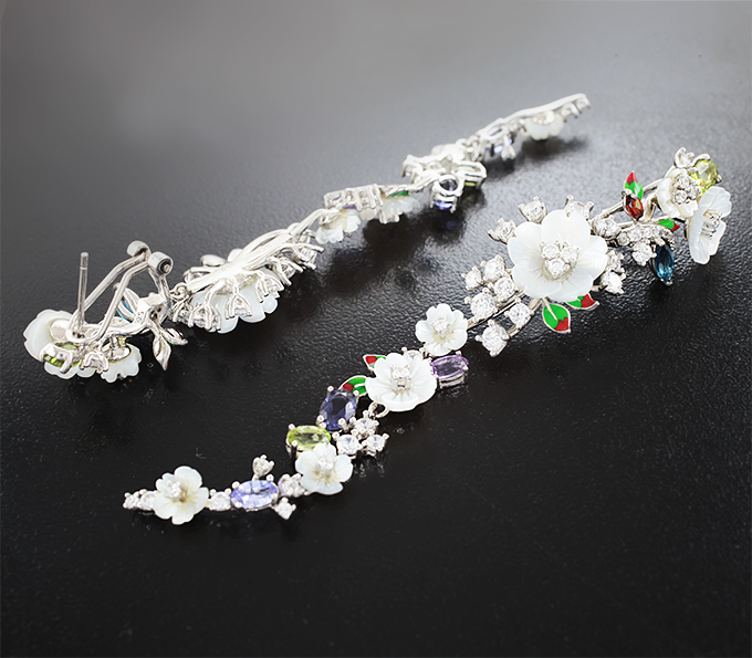 Серьги с резным перламутром, альмандинами гранатами, аметистами, иолитами, танзанитами, перидотами и цветной эмалью