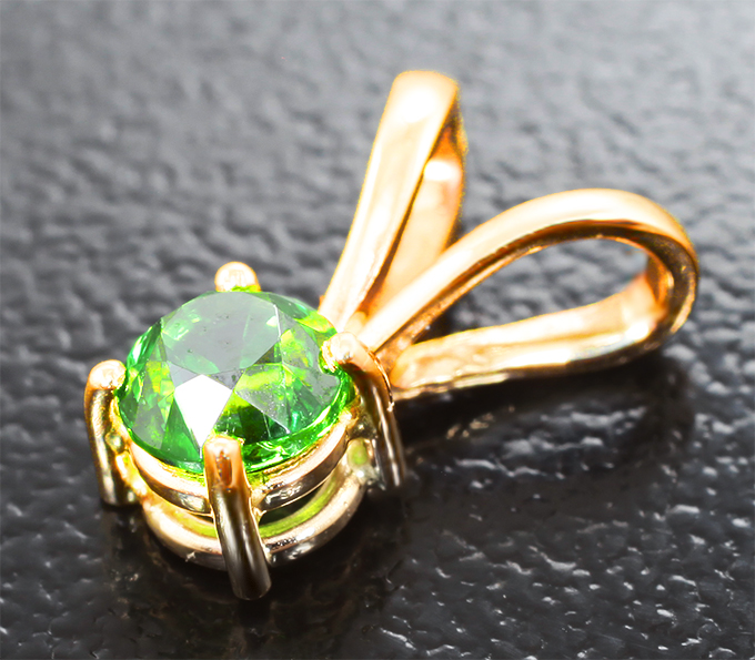 Кулон с уральским демантоидом 0,54 карата