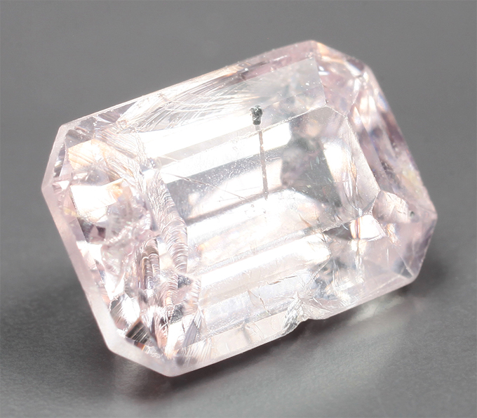 Пастельно-розовая шпинель 1,97 карата