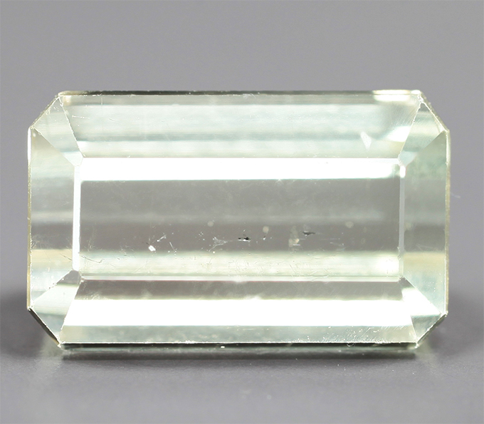 Крупный зеленовато-желтый турмалин 3,11 карата