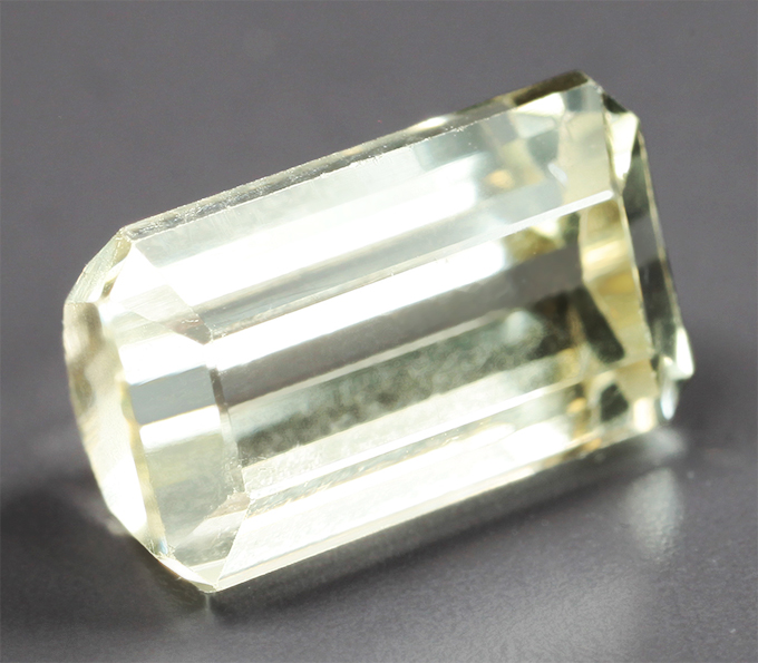 Крупный зеленовато-желтый турмалин 3,11 карата