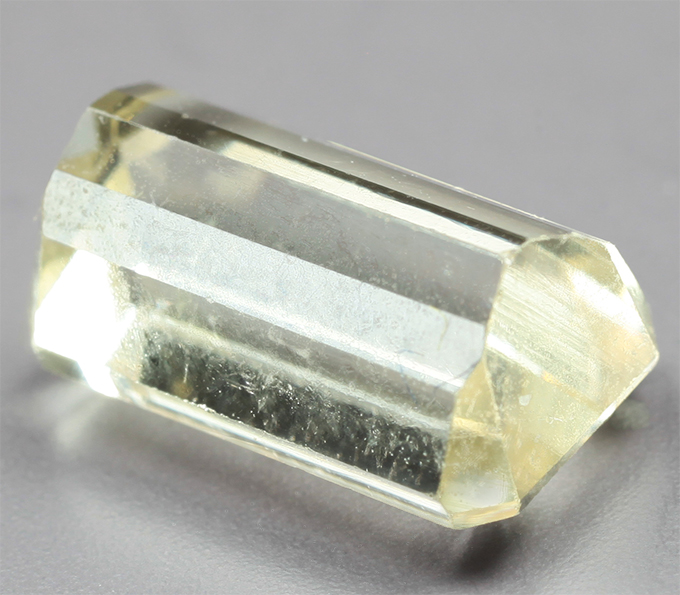 Крупный зеленовато-желтый турмалин 3,11 карата
