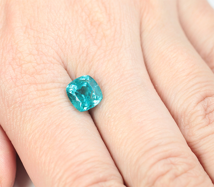 «Неоновый» апатит 3,31 карата