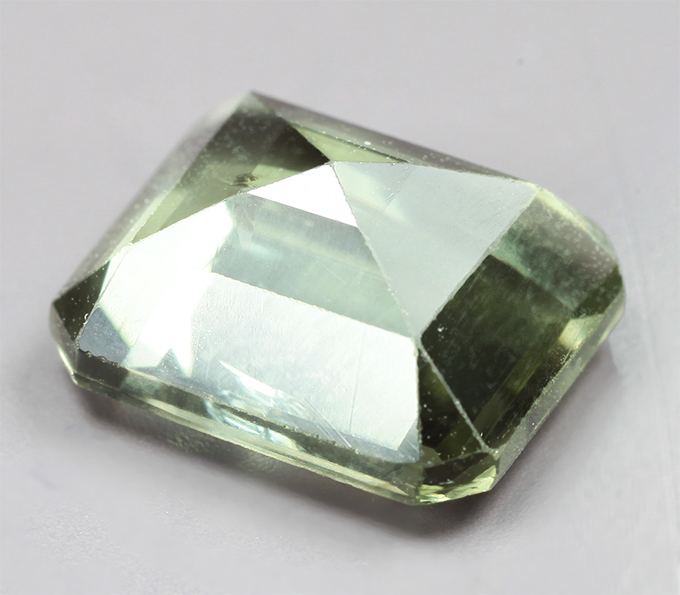 Желтовато-зеленый турмалин 4,68 карата