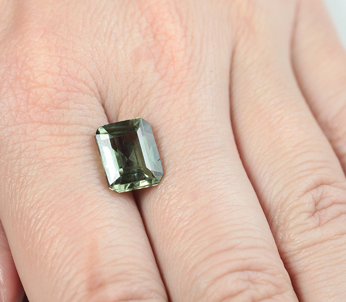 Желтовато-зеленый турмалин 4,68 карата