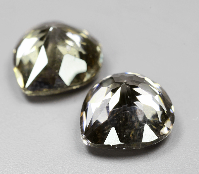 Редкая пара гранатов с ярко-выраженным александритовым эффектом 2,21 карата