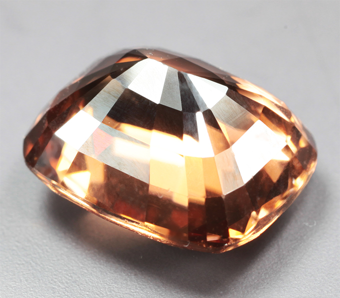 Крупный оранжевый циркон высокой чистоты 5,55 карата