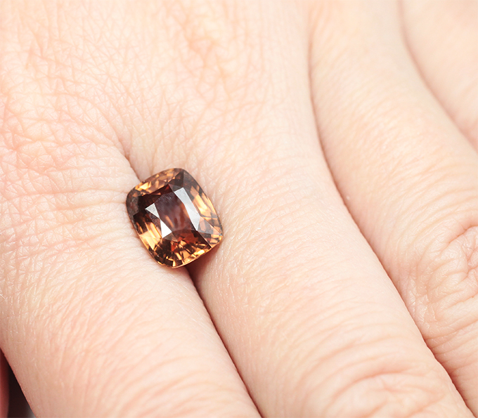 Крупный оранжевый циркон высокой чистоты 5,55 карата