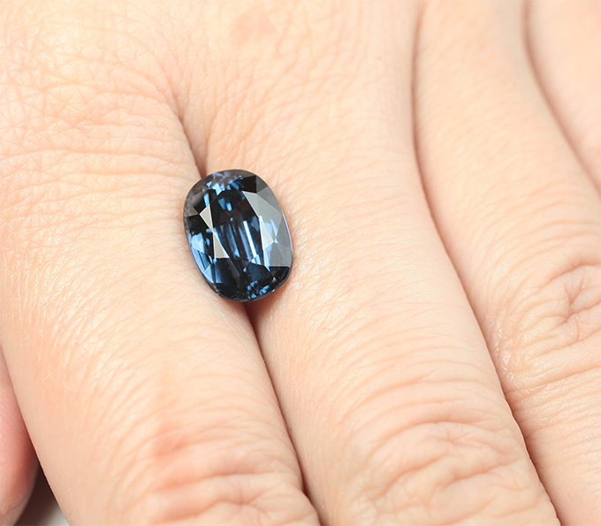 Крупная синяя шпинель со сменой цвета 5,13 карата