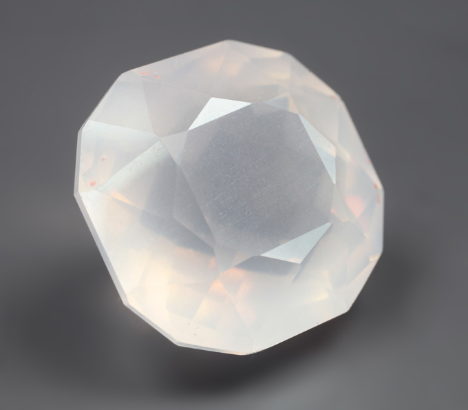 Чистейший крупный оранжево-розовый кварц эффектной огранки 22,69 карата