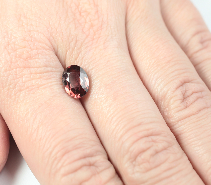 Розовато-оранжевый циркон 3,73 карата