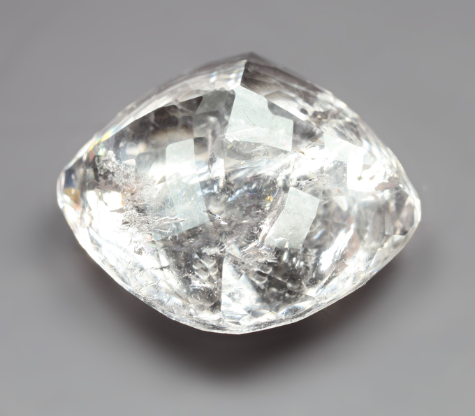 Крупный пастельно-оранжевый морганит 24,74 карата