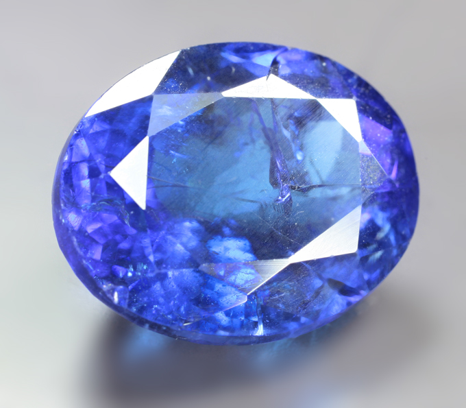 Крупный яркий танзанит 12,14 карата