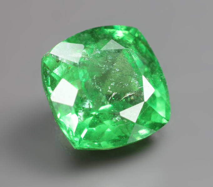 «Неоновый» цаворит 1,28 карата