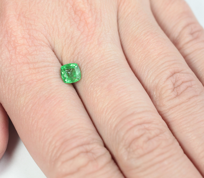 «Неоновый» цаворит 1,28 карата