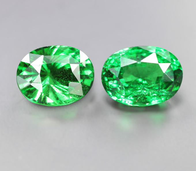 Редкая пара «неоновых» цаворитов 2,14 карата