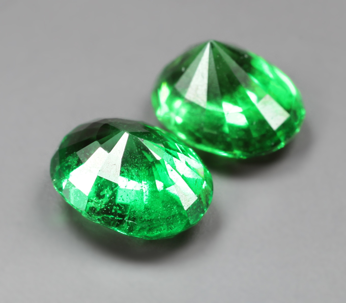 Редкая пара «неоновых» цаворитов 2,14 карата