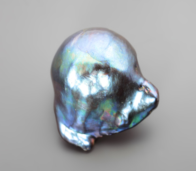 Крупная черная морская жемчужина барокко 33,74 карата