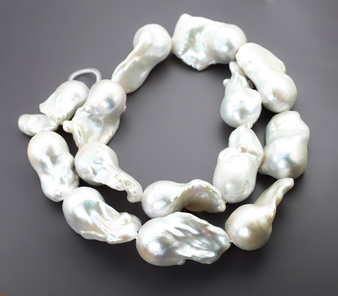 Массивный набор из 14 крупных кремово-белых морских жемчужин барокко на нити 492,6 карата