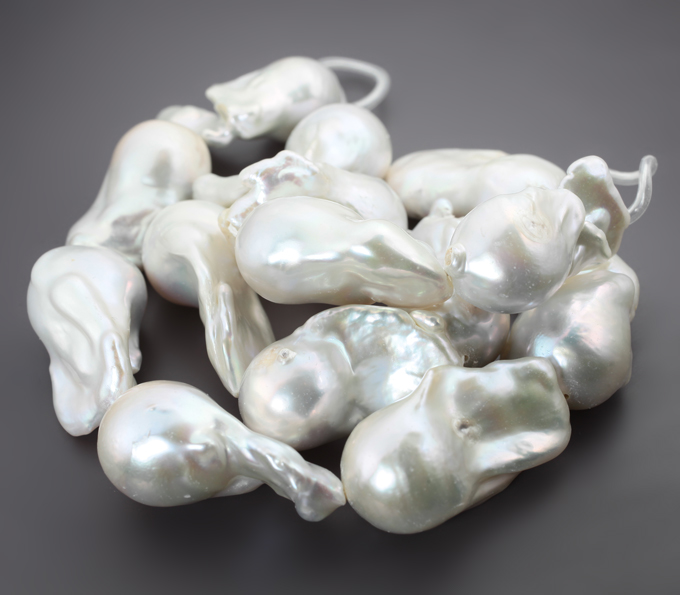 Массивный набор из 14 крупных кремово-белых морских жемчужин барокко на нити 492,6 карата