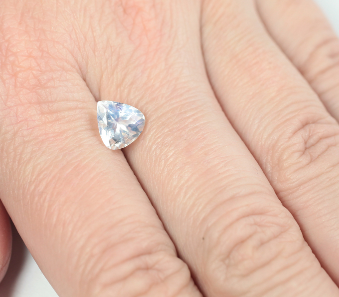 Ограненный лунный камень 1,89 карат