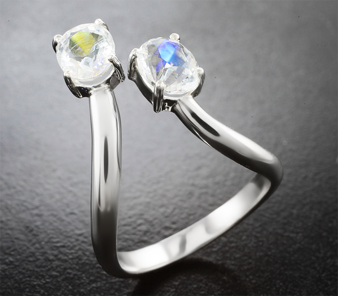 Кольцо с ограненным лунным камнем 2,37 карата