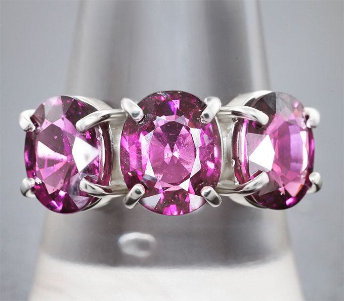 Кольцо с умбалитами гранатами топовых цветовых характеристик 7,09 карата