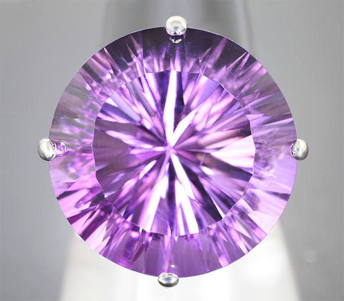 Кольцо с чистейшим крупным аметистом лазерной огранки 27,58 карата и сапфирами