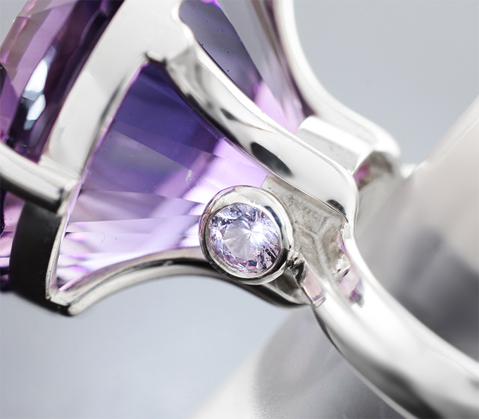Кольцо с чистейшим крупным аметистом лазерной огранки 27,58 карата и сапфирами