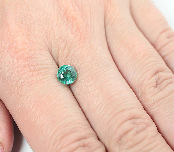 Голубовато-зеленый «неоновый» апатит 1,44 карата