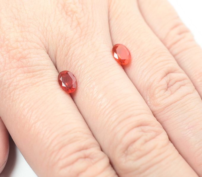 Пара мексиканских ограненных «огненных» опалов 1,24 карата