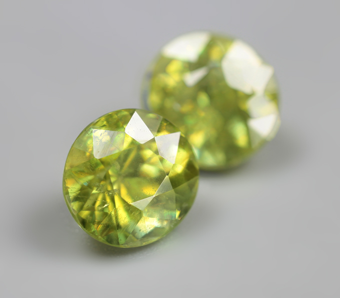Пара желтовато-зеленых сфенов 2,43 карата